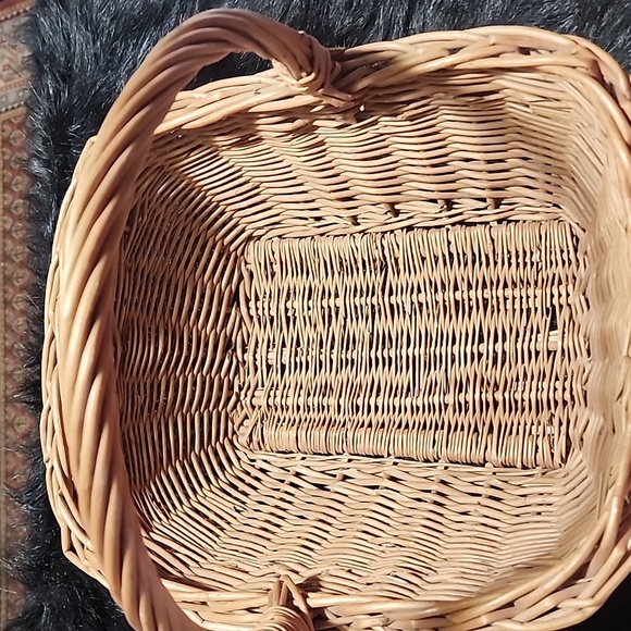 VINTAGE LARGE WICKER BASKET WITH HANDLE. - Picture 3 of 6